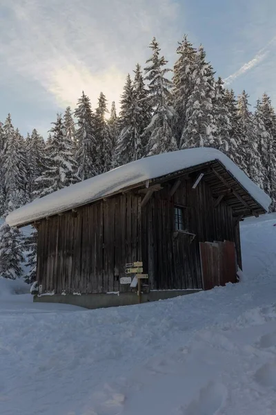 Eine Verschneite Holzhütte Den Französischen Alpen — Stockfoto
