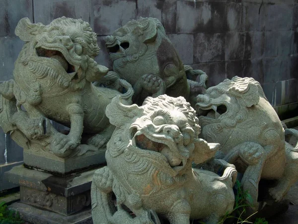 Čtyři Kamenné Sochy Lvů Chrámu — Stock fotografie