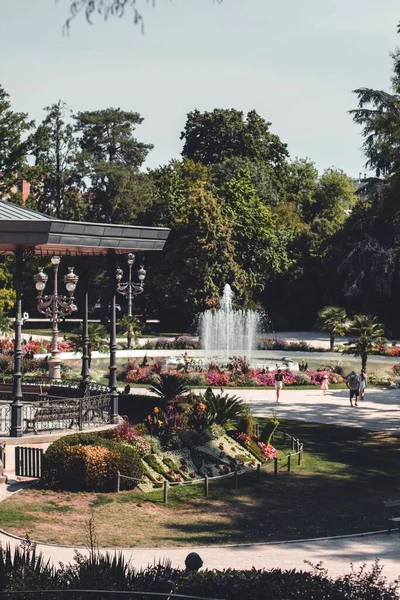 植物や噴水のある美しい公園の垂直ショット — ストック写真