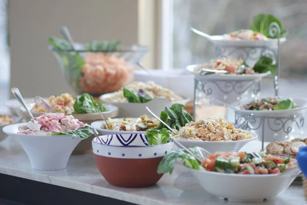 Verschiedene Salate Weißen Schalen Auf Dem Tisch — Stockfoto
