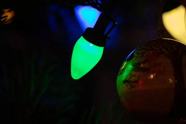 Süsü Aydınlatan Yeşil Bir Noel Ampulünün Yakın Çekimi — Stok fotoğraf