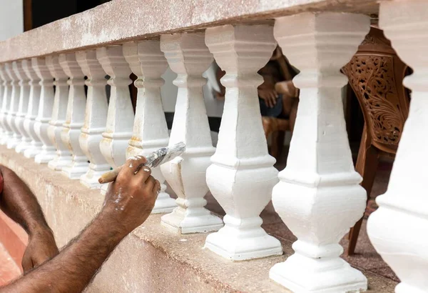 Primo Piano Maschio Mano Pittura Balaustre Cemento Bianco — Foto Stock