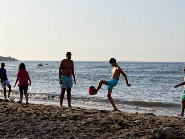 Dos Amigos Varones Juegan Fútbol Playa —  Fotos de Stock