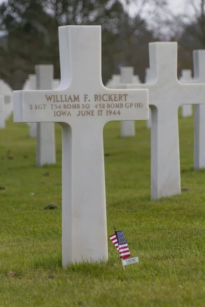 Vertikální Snímek Bílého Křížového Náhrobku Americkém Hřbitově Normandii Francii — Stock fotografie