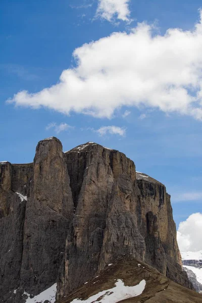 Tiro Vertical Das Montanhas Dolomitas Com Nuvens Acima Durante Dia — Fotografia de Stock