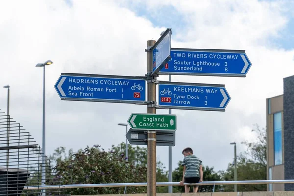 Signpost Udávající Pokyny Pro Cyklisty Hadriánově Cyklostezce Ncn Dalších Trasách — Stock fotografie