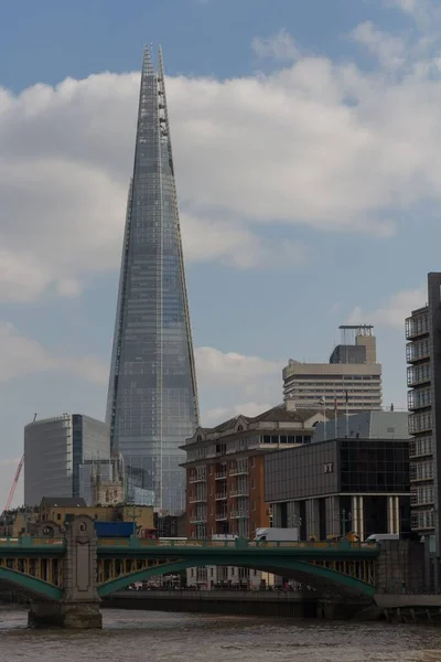 Eine Vertikale Aufnahme Eines Hochhauses Unter Wolkenverhangenem Himmel London Großbritannien — Stockfoto