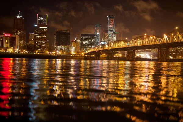 Veduta Notturna Dello Skyline Portland Con Riflessi Nel Fiume Oregon — Foto Stock