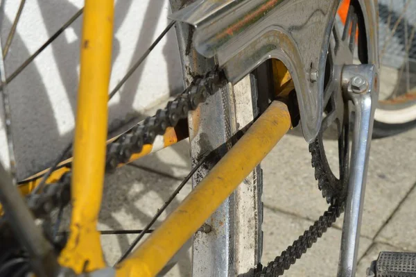 Closeup Shot Dirty Yellow Bicycle Belt — Stock Photo, Image