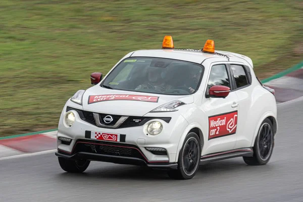 Carro Branco Nissan Juke Nismo Safety Correndo Pista — Fotografia de Stock