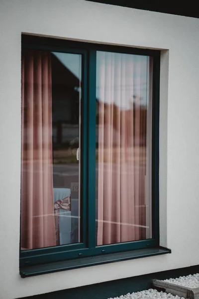 Eine Vertikale Aufnahme Von Fenstern Mit Grünen Scheiben Und Rosa — Stockfoto