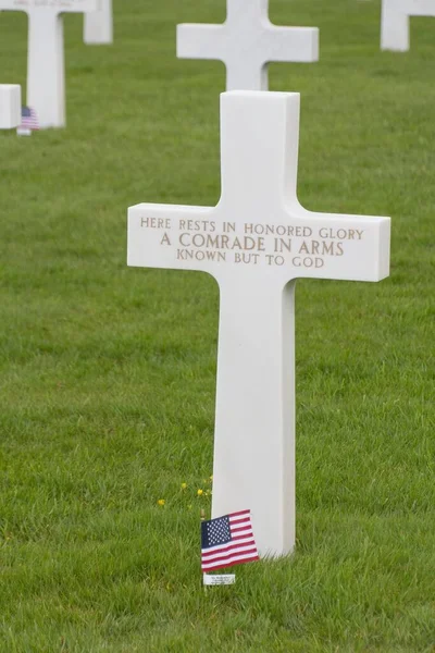 Disparo Vertical Una Lápida Cruz Blanca Cementerio Norteamericano Normandía Francia —  Fotos de Stock