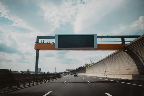 曇り空の下の近代的なアスファルトの道路 — ストック写真