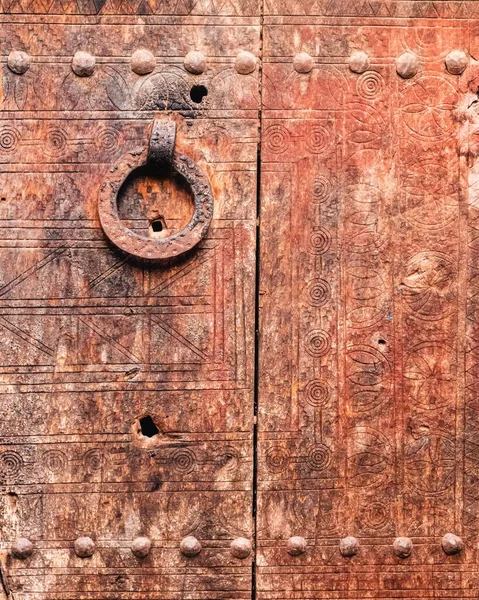 Gros Plan Une Vieille Porte Vintage Rouillée Avec Une Poignée — Photo