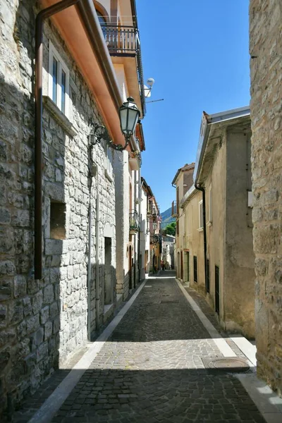 坎帕尼亚省Benevento的一个中世纪村庄Pietraroja的一条狭窄街道 — 图库照片