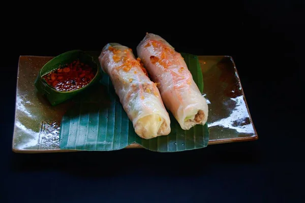 高棉人新鲜米纸春卷 Num Naem Chhao 放在陶瓷盘中食用 — 图库照片