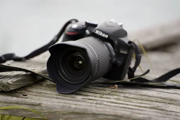 Een Close Van Zwarte Nikon Camera Buiten Geplaatst — Stockfoto