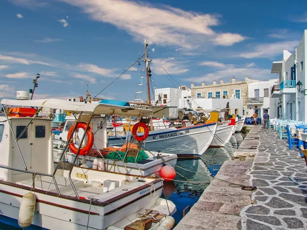 ギリシャのパロス島の美しい建物やNaousaの駐車船の景色 — ストック写真