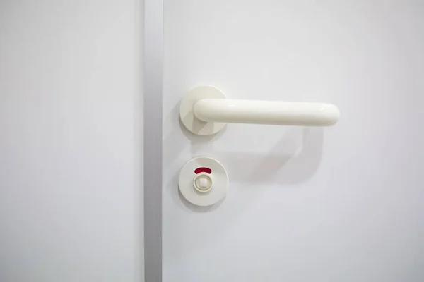 Una Manija Puerta Del Cuarto Baño Que Muestra Que Está — Foto de Stock