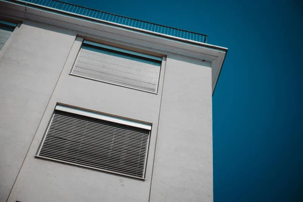 Een Lage Hoek Opname Van Een Wit Residentieel Gebouw Wenen — Stockfoto