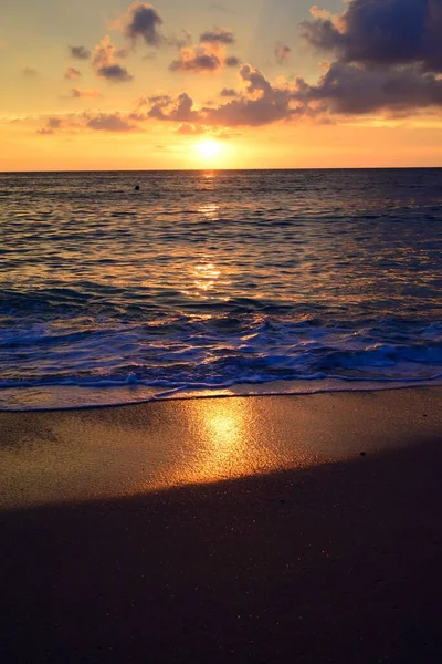 Tiro Vertical Pôr Sol Dourado Sobre Uma Praia — Fotografia de Stock