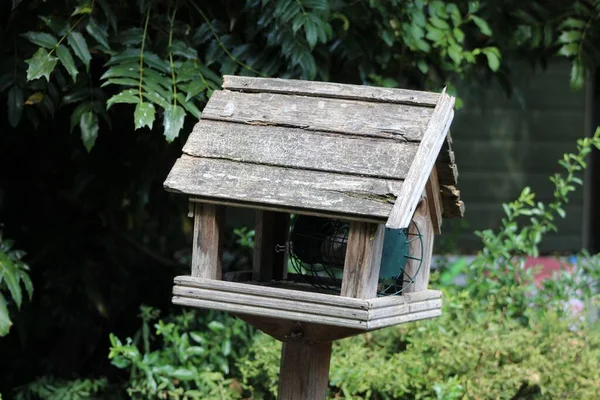 Eine Nahaufnahme Eines Hölzernen Vogelhauses — Stockfoto