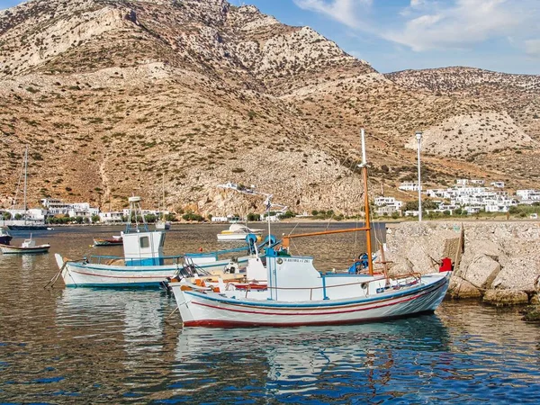 Una Hermosa Toma Barcos Agua Cerca Kamares Pueblo Creta Grecia — Foto de Stock