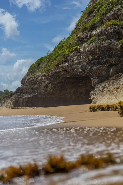 Tiro Vertical Uma Praia Areia Vazia Sendo Lavada Pelas Ondas — Fotografia de Stock