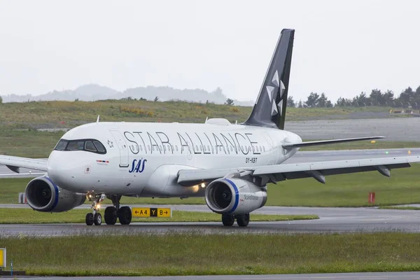 Sas Airbus A319 Cores Star Alliance Chegando Aeroporto Bergen Noruega — Fotografia de Stock