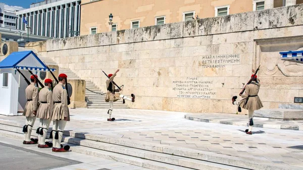 希腊雅典Syntagma广场对无名战士纪念碑的警戒变化 — 图库照片