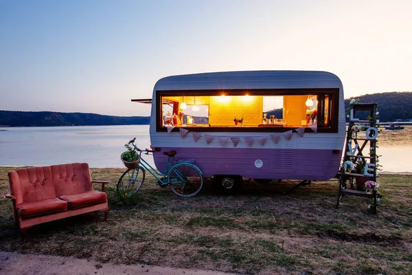 Güzel Bir Rıhtım Bölgesinde Karavan Gezici Barı Kurulmuş — Stok fotoğraf