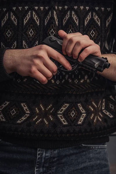 Der Mann Bereitet Sich Darauf Vor Die Waffe Laden Während — Stockfoto