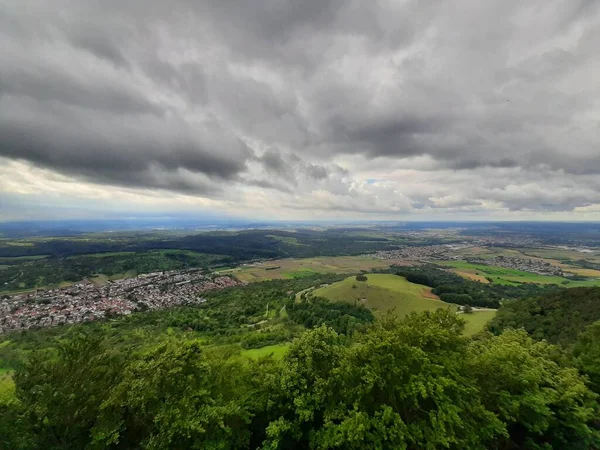 Eine Luftlandschaft Aus Grünen Feldern Und Wald Und Grauen Wolken — Stockfoto
