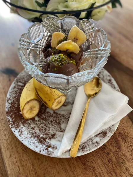 Vertical Shot Delicious Banana Chocolate Ice Cream Served Beautiful Glass — Stock Photo, Image