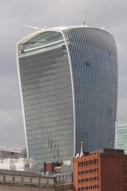 Londra 'da bulutlu bir günde güzel bir telsiz binasının dikey görüntüsü.