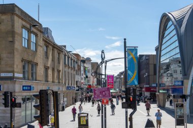 Haymarket 'te, Northumberland Caddesi' nde, Newcastle 'ın merkezindeki Tyne, İngiltere' deki ana caddede yürüyen insanlar..