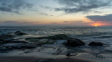 Kaliforniya, Orange County 'deki Laguna Sahili' nde güzel bir gün batımı. Sahilde gün batımı ve muhteşem bir deniz..