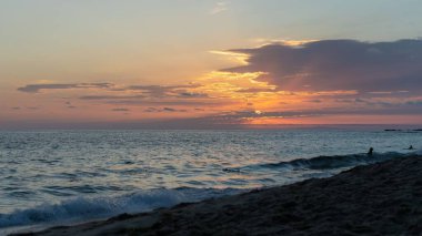 Kaliforniya, Orange County 'deki Laguna Sahili' nde güzel bir gün batımı. Sahilde gün batımı ve muhteşem bir deniz..