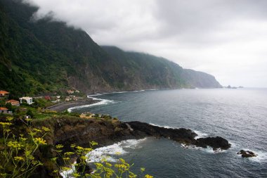 Seixal, Madeira 'nın bulutlu bir günde çekilmiş bir fotoğrafı. Kuzey kıyısındaki dağlara bak..