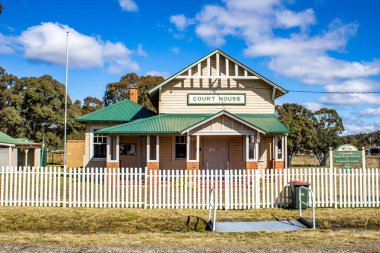 Bulutlu mavi gökyüzü olan modern bir ev.