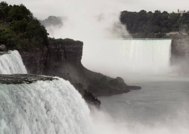 Güzel Niagara Şelalesinin manzaralı bir resmi.