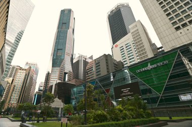 Raffles Place Singapur 'un Finansal Bölgesi' nin merkezidir ve Singapur Nehri 'nin ağzının güneyindedir..
