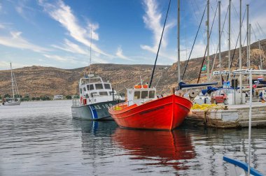 Serifos adasındaki Livadi 'de küçük bir balıkçı limanında güzel bir tekne ve yat görüntüsü.