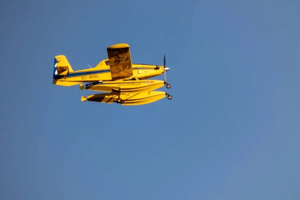 Piccolo Idrovolante Giallo Estinzione Del Fuoco Che Vola Versare Acqua — Foto Stock