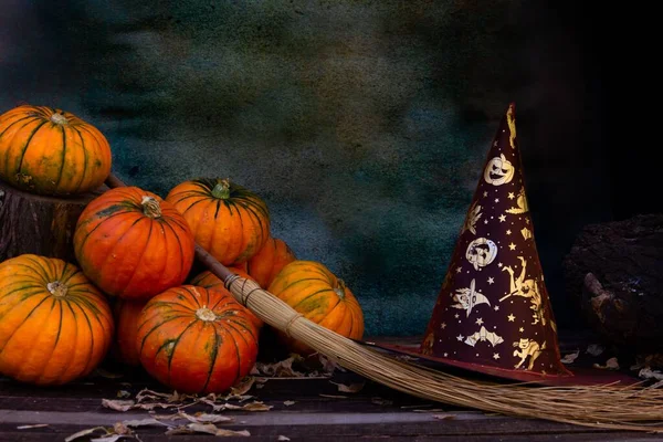 Komposition Mit Hexenhut Besen Und Halloween Kürbissen Auf Schwarzem Hintergrund — Stockfoto