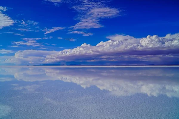 背景に雲景のあるウユニ塩平の絶景昼間の撮影 — ストック写真