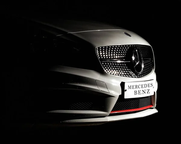 Lüks Sınıfı Mercedes Benz Tarafta Siyah Arka Planda Izgara — Stok fotoğraf
