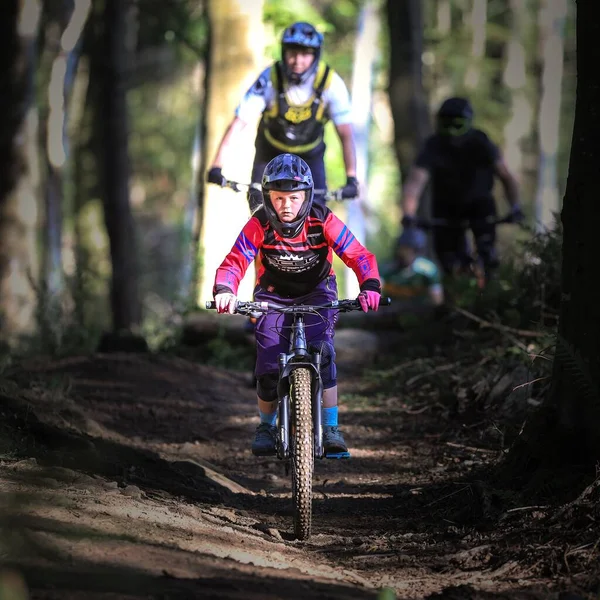 Дівчинка Навчається Їздити Гірському Велосипеді Від Свого Батька — стокове фото