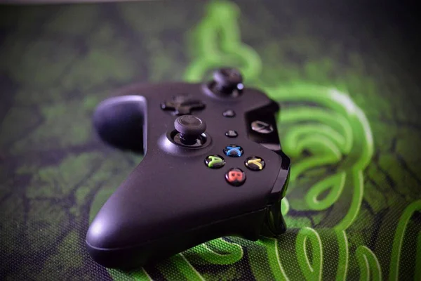 緑の布に黒のXboxコントローラーのクローズアップショット — ストック写真
