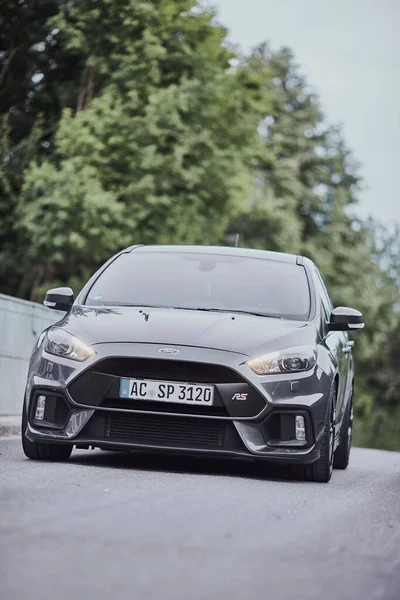 Egy Függőleges Felvétel Egy Szürke Rallye Sport Ford Autóról Amint — Stock Fotó